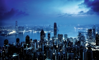Kabelverlegung - Kabel sind Strom-Autobahnen - Wir verlegen Energiekabel jeden Durchmessers - Skyline Hong Kong mit Blick auf Hafen zur blauen Stunde